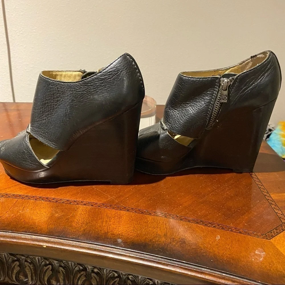 Coach black leather wedge jaelyn sandal size 6.5